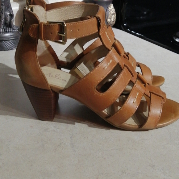 Super brown comfy Melia sandals with a small heel. - Picture 2 of 4